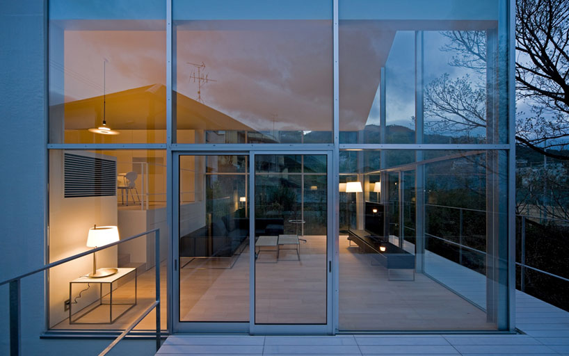 house with oak tree by maniera architects and associates