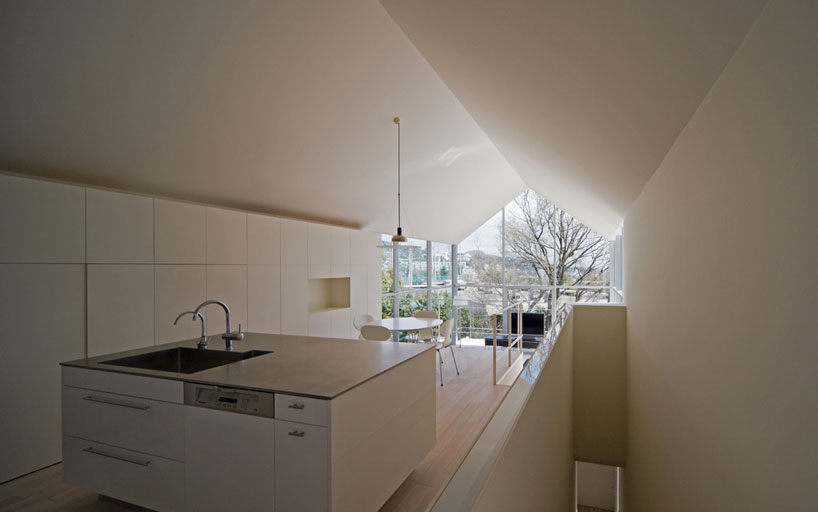 house with oak tree by maniera architects and associates