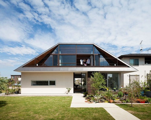 house with a large hipped roof by naoi architecture & design office