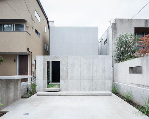 nobuo araki delineates house in daizawa with concrete wall