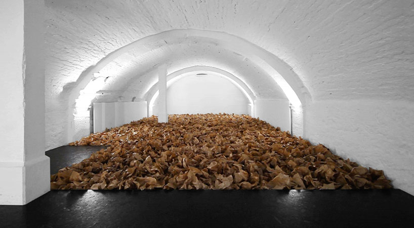 zimoun-sculpts-packing-paper-with-sound-designboom-01