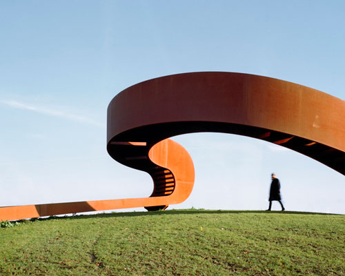 elastic perspective by NEXT architects forms a sinuous path