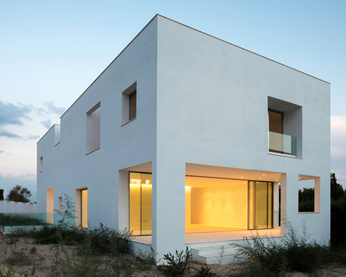 bojaus arquitectura serve a suburban alternative with casa H