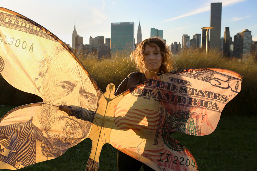 currency-butterflies-by-erika-harrsch-designboom-04