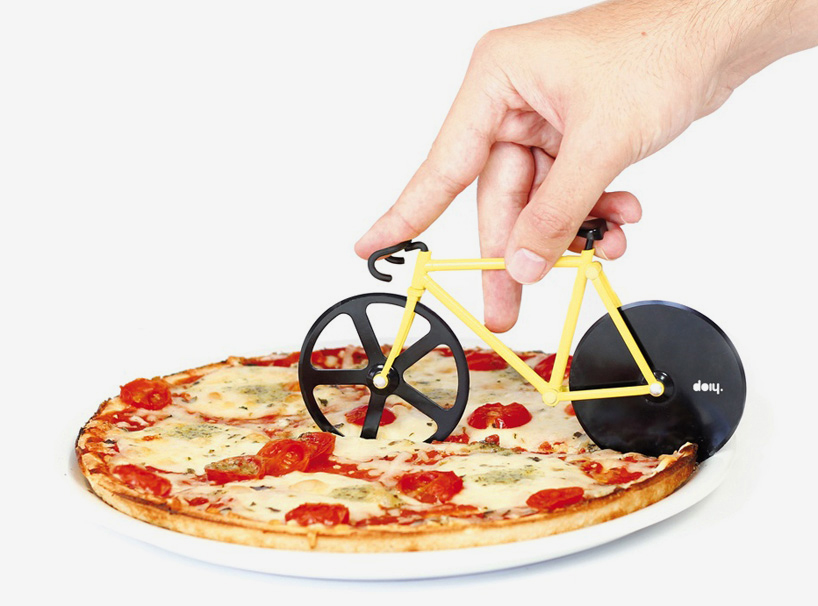fixie pizza cutter slices with its rotating bicycle wheels