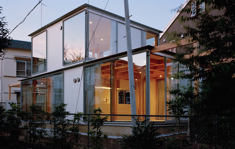 fujiwalabo builds wall-less home in japanese valley