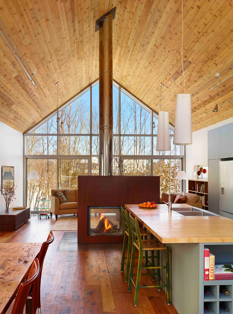 gabled-collingwood-chalet-provides-escape-from-city-living-designboom-04B