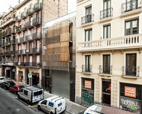 mateo arquitectura slots residential building into barcelona passageway