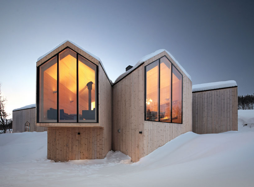 reiulf ramstad arkitekter elevates split view mountain lodge