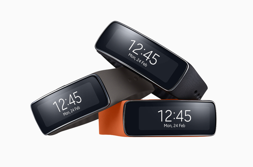 samsung presents gear fit, a smart bracelet with curved super AMOLED display