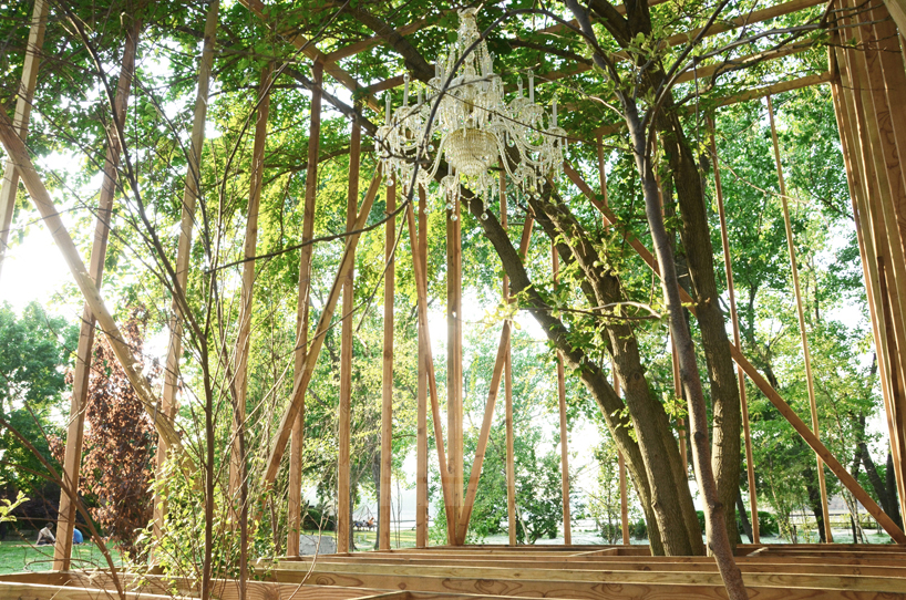 toshihiro oki erects tree wood folly in NY sculpture park