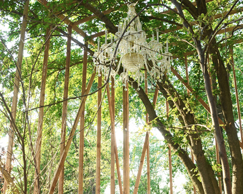 toshihiro oki erects tree wood folly in NY sculpture park