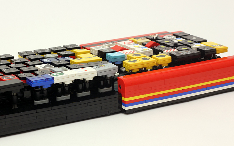 gruppe delikat honning fully functional computer keyboard is made out of LEGO