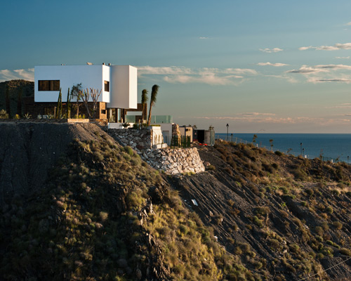 AP house by MVN arquitectos overlooks the mediterranean sea