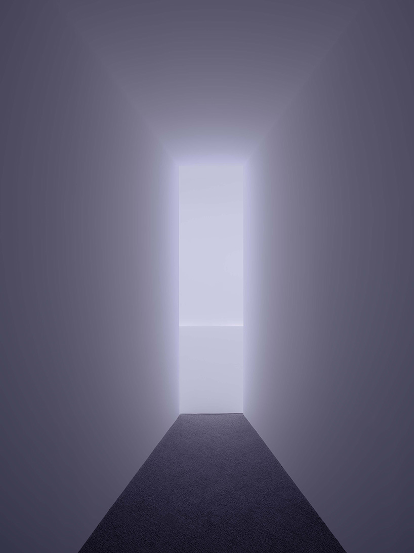 doug-wheeler-casts-a-light-lanscape-that-mimics-an-unreachable-horizon-designboom-05