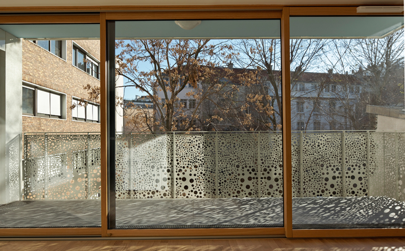 log_architects_villa_des_sciences_designboom03