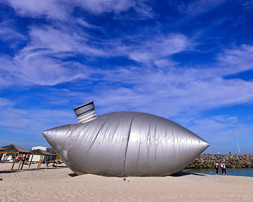 norton flavel inflates massive wine cask bag on australian beach