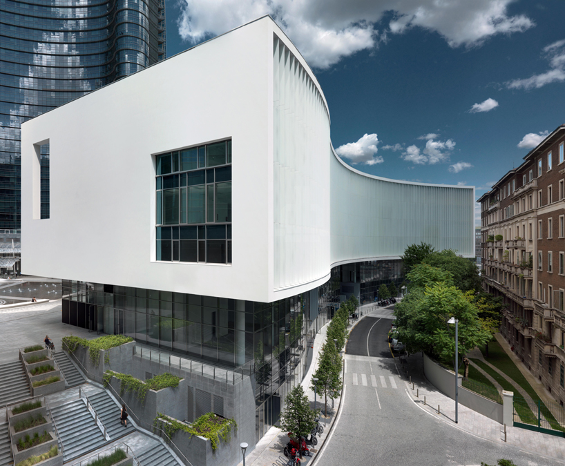 white wave by piuarch flows through milan neighborhood