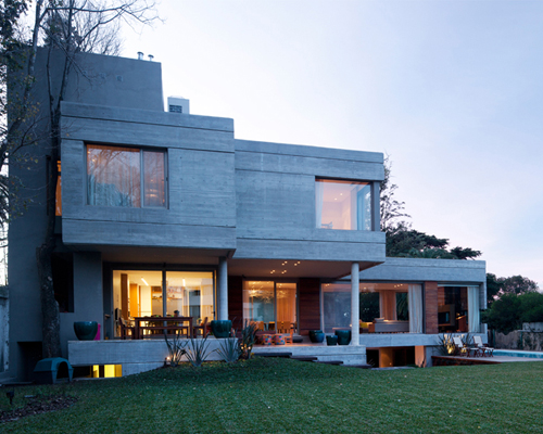 andres remy arquitectos assembles casa acassuso on hills of buenos aires