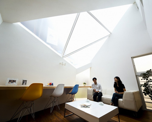 atelier tekuto frames the sky within tokyo residence