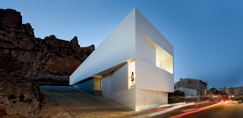 fran silvestre embeds mountainside house in valencia