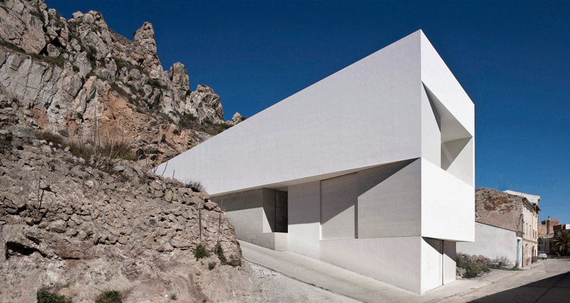 fran silvestre embeds mountainside house in valencia