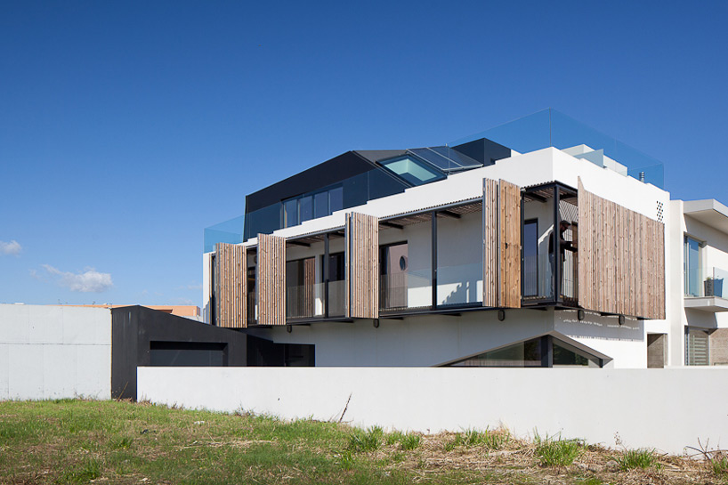 e|348 arquitectura screens house in miramar with operable facade
