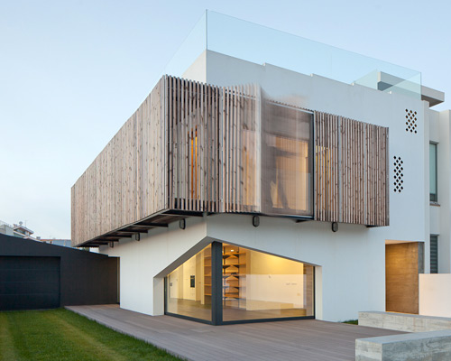 e|348 arquitectura screens house in miramar with operable facade