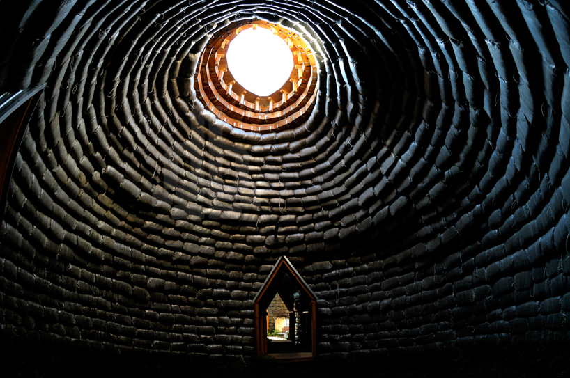 kikuma watanabe inserts shinto shrine into small pocket of niigata city