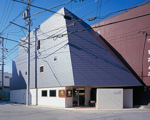 nakahira architects angles rice-cake shop in japan