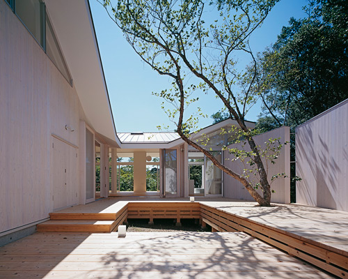 nakahira architects articulates villa ito around external courtyard