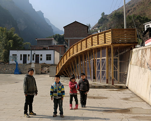 olivier ottevaere and john lin build the pinch library in an earthquake-devastated village