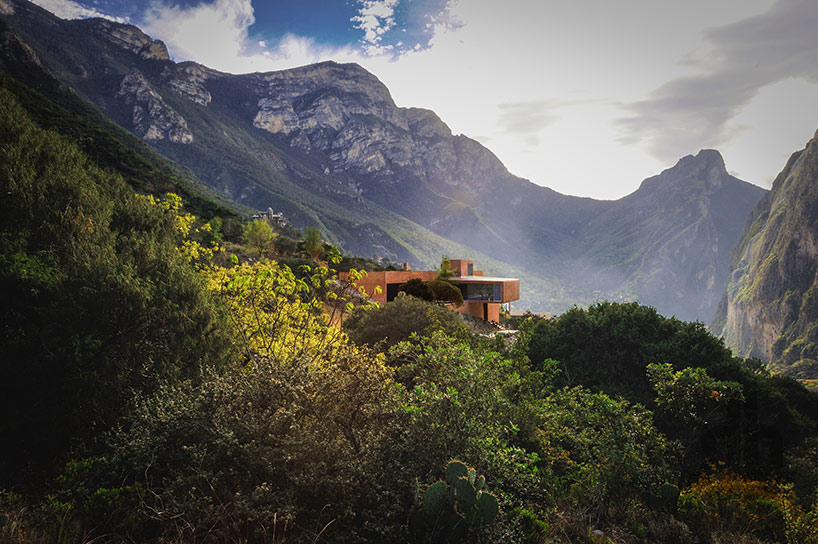 p+0 architecture cantilevers casa narigua over the mountains of northern mexico