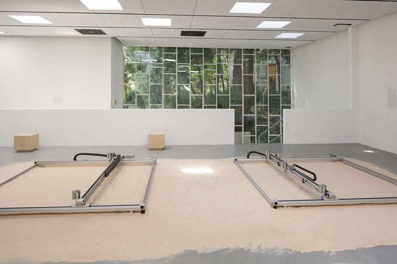 sand printers inside israeli pavilion at the venice architecture biennale