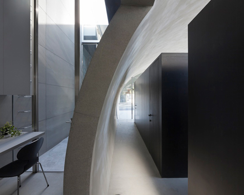 tunnel house by makiko tsukada visually extends the street