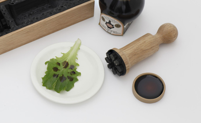 marti guixe prints food with balsamic vinegar in the exhibition GUIXE3. event, experiment, essay.