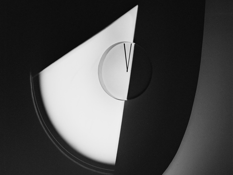 UJI ceramic wall clock syncs with sensors and moves to your heartbeat
