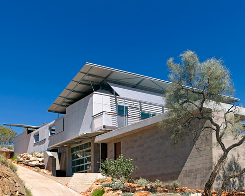 dunn & hillam architects cools australian desert house with lifted roof