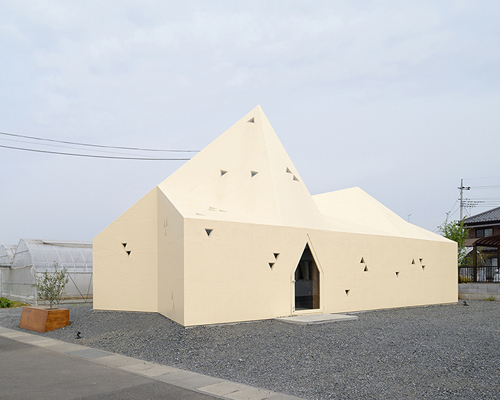 geneto pitches steep roof of italian restaurant langolino in japan 