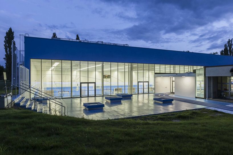 hofrichter-ritter sinks blue box sports hall in austria