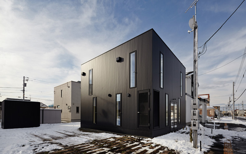 jun igarashi insulates cuboid casa nord in hokkaido, japan