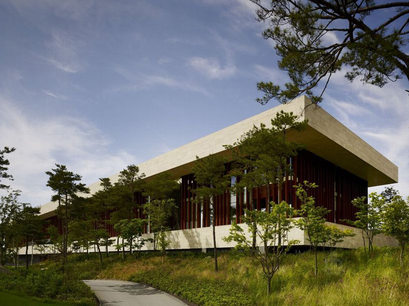 whistling rock golf clubhouse in scenic korean landscape by mecanoo