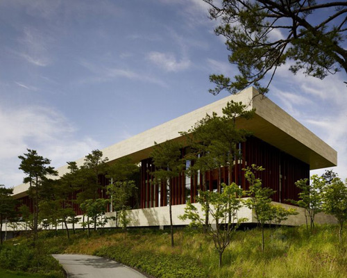 whistling rock golf clubhouse in scenic korean landscape by mecanoo