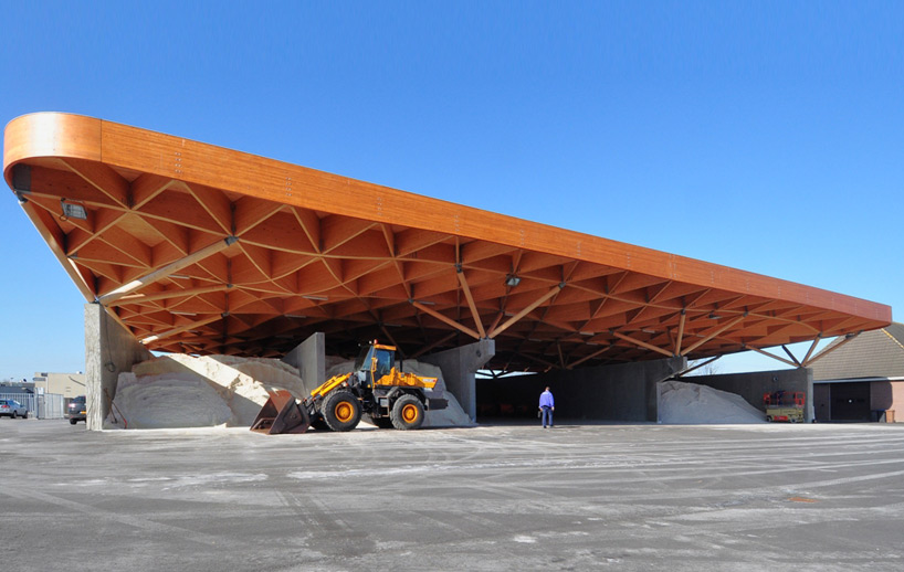 24H unites highway support center beneath gridshell roof