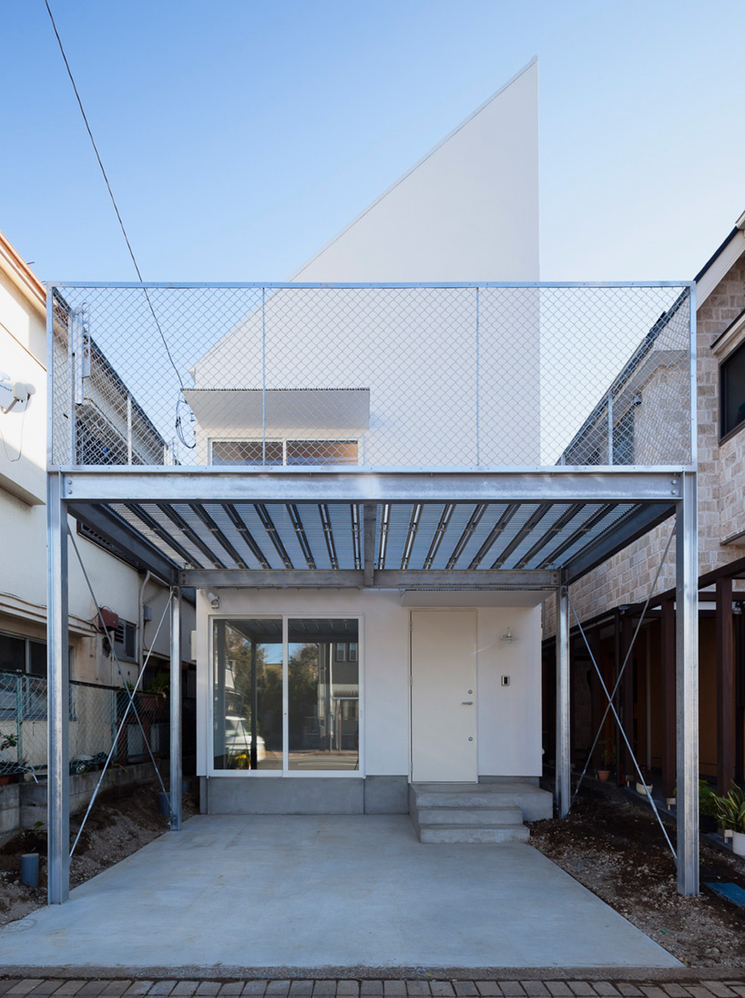 pointed GEH house by I.R.A. / international royal architecture