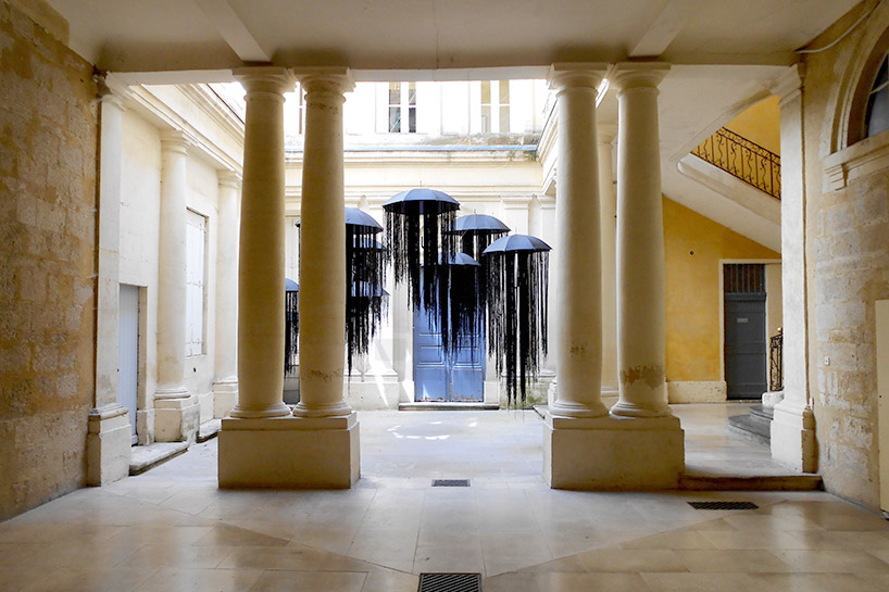 alban guého floats heads of medusa at festival des architecture vives