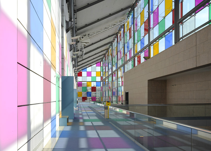 daniel buren adds tinted squares to colorize MAMCS' glazed facade