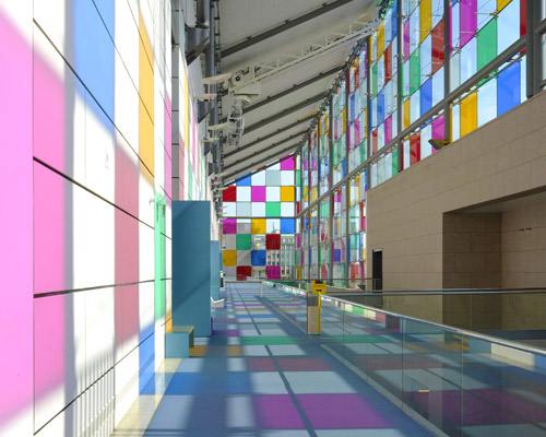 daniel buren adds tinted squares to colorize MAMCS' glazed facade