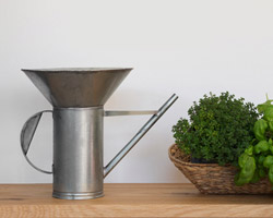 idro watering can by giulio iacchetti and vittorio venezia for internoitaliano