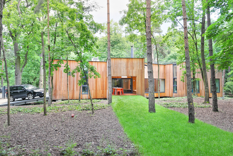 jakub szczesny organizes podkowa house around trees in poland